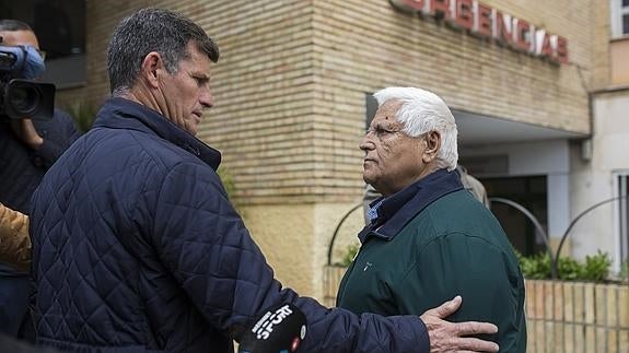 El presidente de El Palo, Juan Godoy (d), habla con el presidente del club del Alhaurín de la Torre B, Paco Flores. 