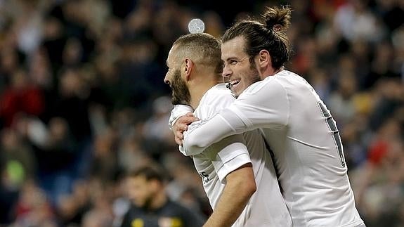 Gareht Bale felicita a Benzema tras un gol del Real Madrid ante el Sevilla. 