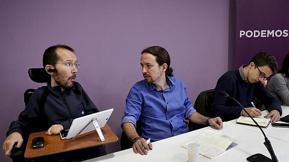 El líder de Podemos, Pablo Iglesias (c), conversa con Pablo Echenique.