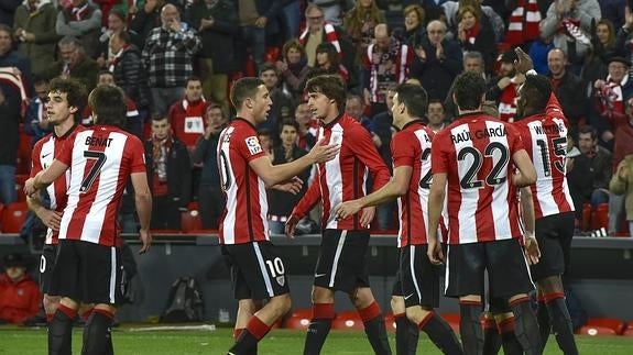 Los jugadores del Athletic celebran el gol. 