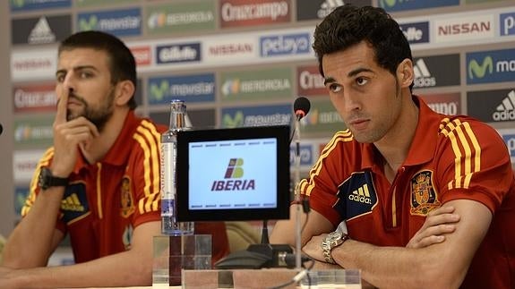 Piqué (i) y Arbeloa, en una rueda de prensa. 