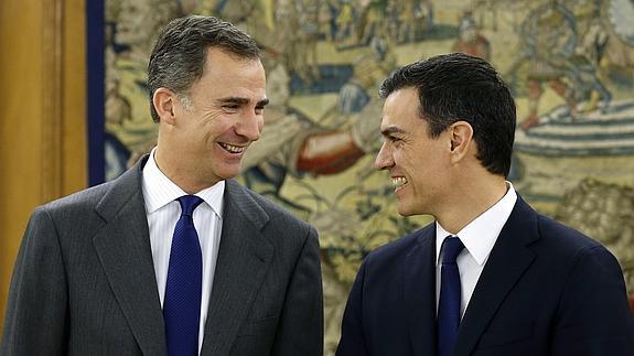 El Rey, junto a Pedro Sánchez. 