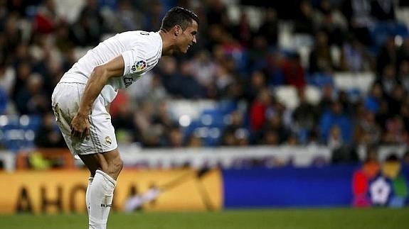 Cristiano Ronaldo se toca el muslo derecho. 
