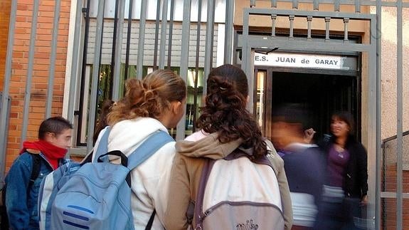 Menores a las puertas de un colegio. 