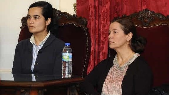 Montserrat González (d) y su hija, Triana Martínez (i), durante el juicio.