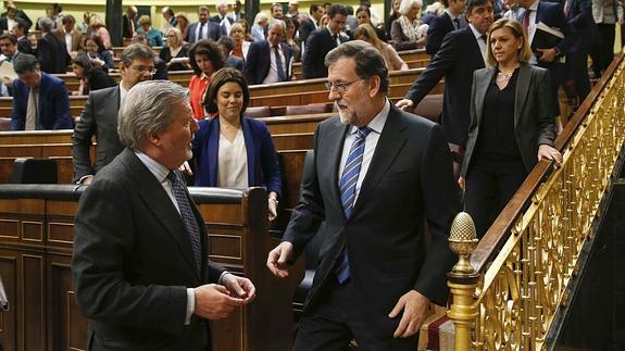 Mariano Rajoy conversa con Íñigo Méndez de Vigo al final del Pleno. 