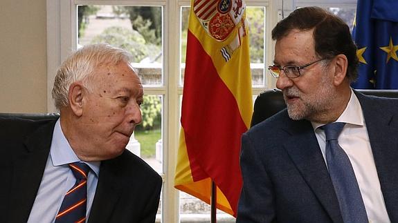 Mariano Rajoy conversa con José Manuel García-Margallo. 
