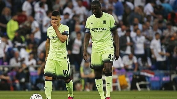 Sergio Agüero (i) y Yaya Touré (d), en el Santiago Bernabéu. 