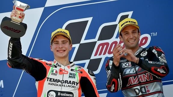 Zarco celebra su victoria. 