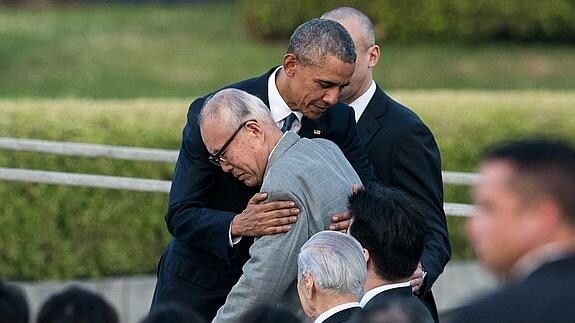 Obama abraza a uno de los supervivientes.
