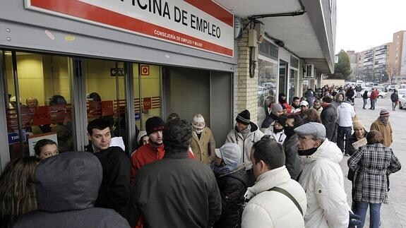 Desempleados hacen cola en una oficina del Inem en Madrid.