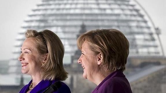 Ángela Merkel y Hillary Clinton, las mujeres más poderosas del mundo.