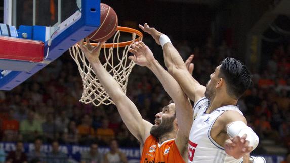 San Emeterio (i) trata de anotar ante Ayón.