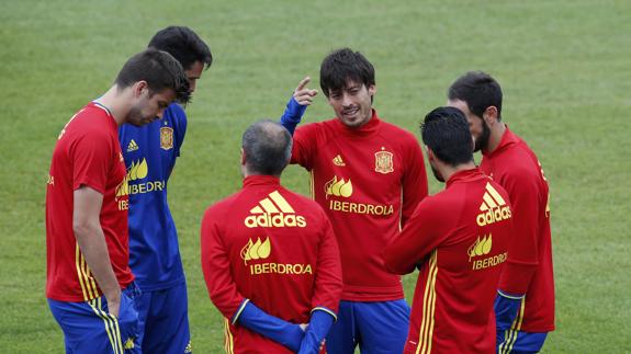 Varios jugadores charlan antes de un entrenamiento. 