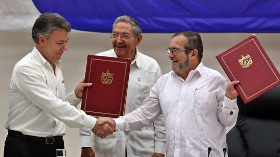 Simbólico apretón de manos entre Juan Manuel Santos (i) y Rodrigo Londoño Echeverri, 'Timochenko', delegado de las FARC.