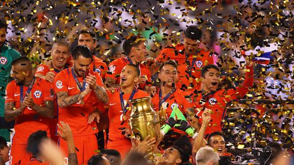 Los jugadores chilenos, con el trofeo. 
