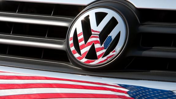 La bandera estadounidense, reflejada en una chapa de un Volkswagen. 