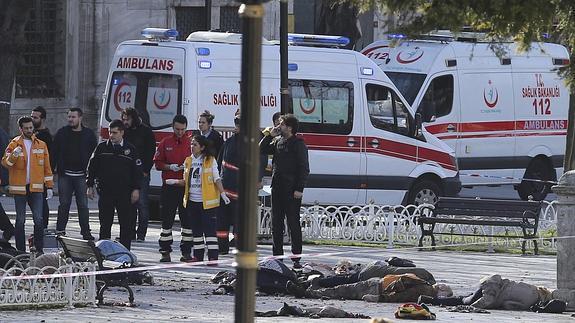 Varios cuerpos en el lugar del atentado perpetrado en enero.