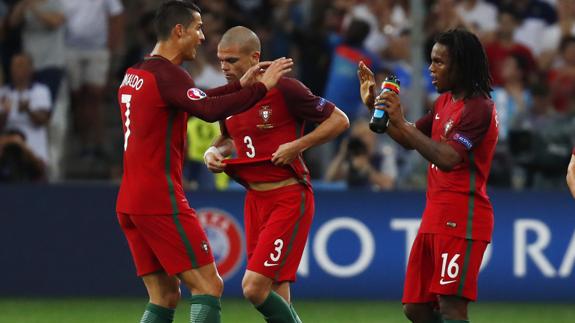 Cristiano celebra con Renato Sanchez el gol de Portugal ante Polonia.
