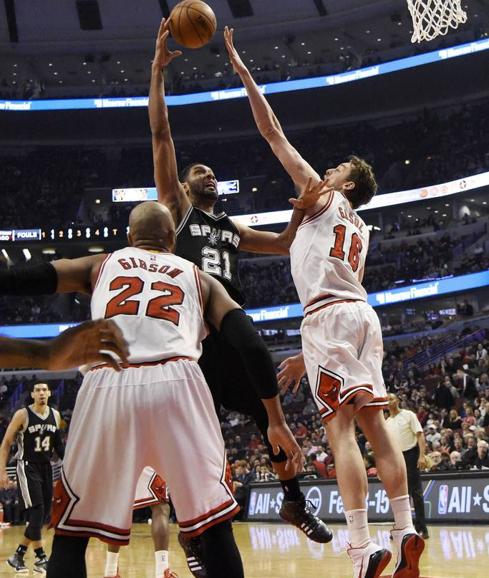 Gasol tapona un tiro de Tim Duncan. 