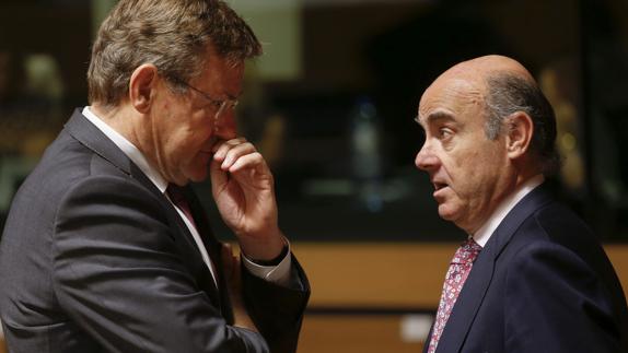Luis de Guindos conversa con el ministro belga de Finanzas, Johan Van Overtveldt.