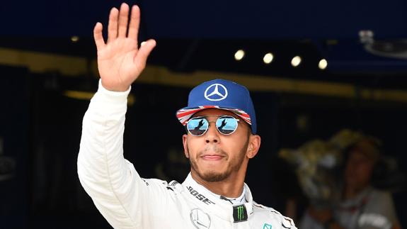 Hamilton saluda al público en Silverstone. 