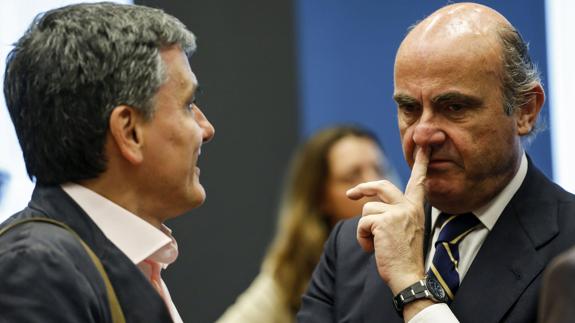 El ministro de Economía de Grecia, Euclides Tsakalotos, y su homólogo español, Luis de Guindos. 