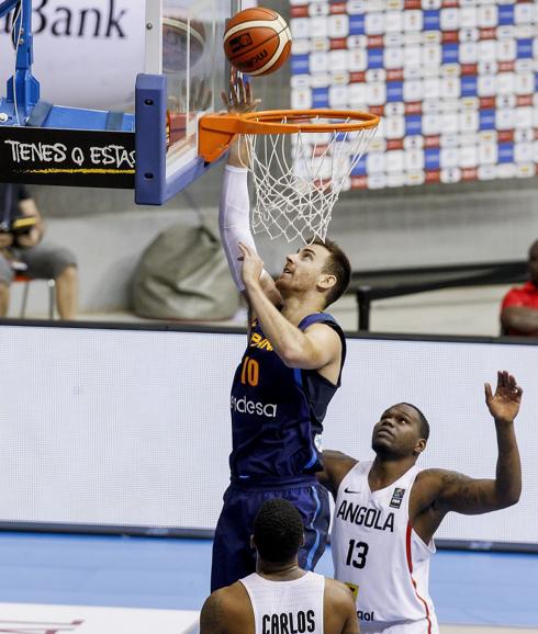 Víctor Claver anota una canasta ante Angola. 