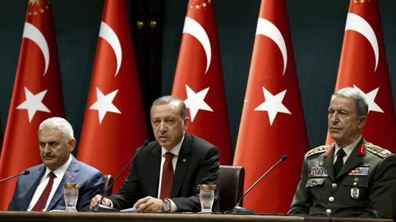 Binali Yildirim, Recep Tayyip Erdogan y Hulusi Akar. 