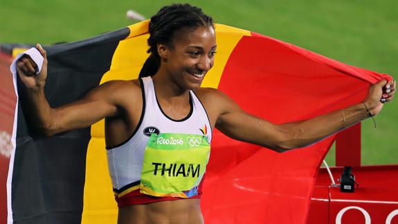 Nafissatou Thiam celebra su victoria. 