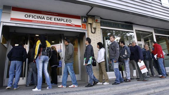 Colas en una oficina de empleo en Madrid.