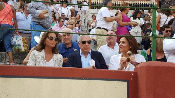 Isabel Preysler, Mario Vargas Llosa y Carmen Martínez-Bordiú, en la Plaza de Toros de Valladolid. 