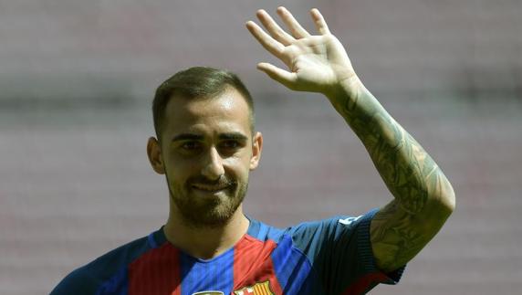 Paco Alcácer posa como nuevo jugador del Barça. 