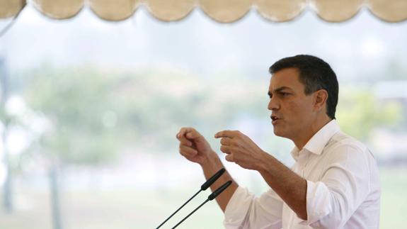 Pedro Sánchez durante su intervención en un acto de campaña en Cerceda (La Coruña).