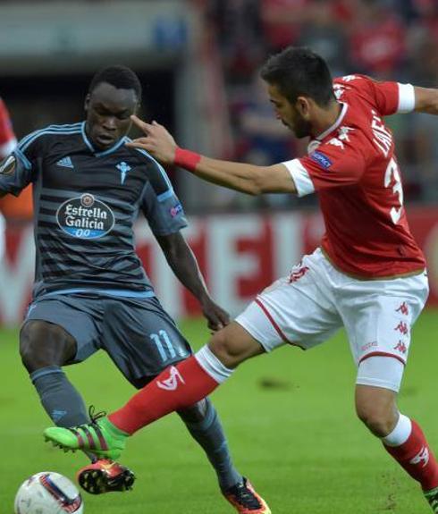 Pione Sisto y Kostas Laifis luchan por un balón.