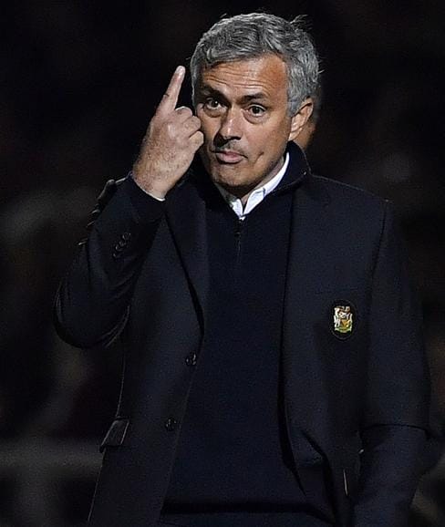 Mourinho gesticula durante un partido. 