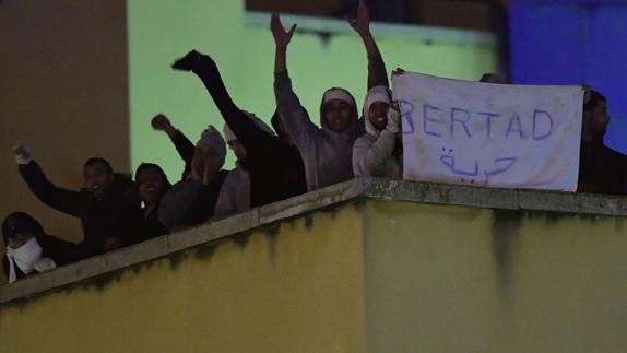 Inmigrantes amotinados en la azotea del CIE de Aluche, Madrid.