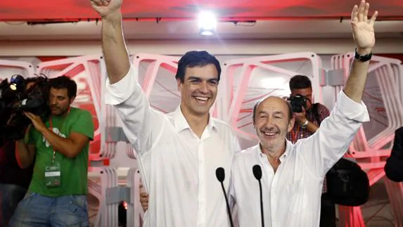 Pedro Sánchez junto a Alfredo Pérez Rubalcaba.