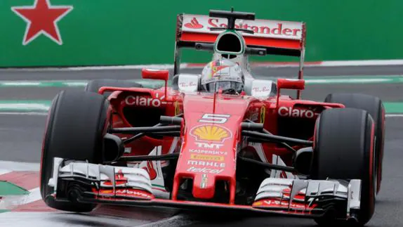 El Ferrari de Sebastian Vettel, durante los lubres del Gran Premio de México.