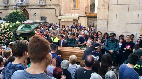 La entrada de la iglesia donde se ha celebrado el funeral por la joven asesinada.