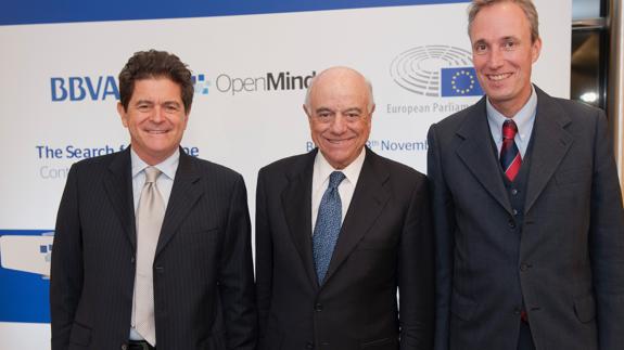 Alberto Alesina (Harvard),Francisco González (BBVA) y Martin Raiser (Banco Mundial) tras la presentación de 'La búsqueda de Europa' 