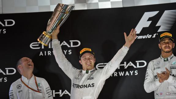 Rosberg, con el trofeo. 