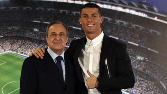 Cristiano Ronaldo, junto a Florentino Pérez. 