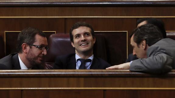 Rafael Hernando (d), conversa con Javier Maroto (i) y Pablo Casado (c).