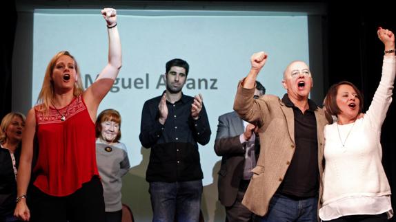 Odón Elorza (2d) y Zaida Cantera (i), durante la presentación de la plataforma 'Primarias y Congreso Ya'.