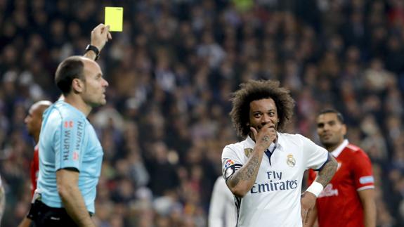 Mateu Lahoz muestra una amarilla a Marcelo durante el choque ante el Sevilla. 