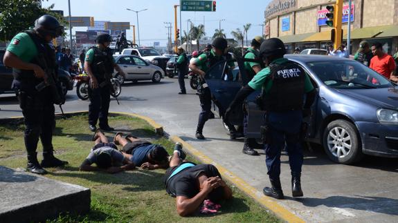 Policías mexicanos detienen a tres manifestantes en Veracruz.