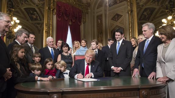 Donald Trump firma sus primeros decretos como presidente.
