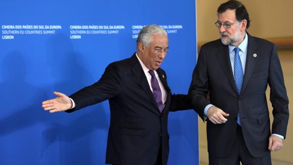 Rajoy es recibio por Antonio Costa, presidente de Portugal, a su llega a Lisboa.