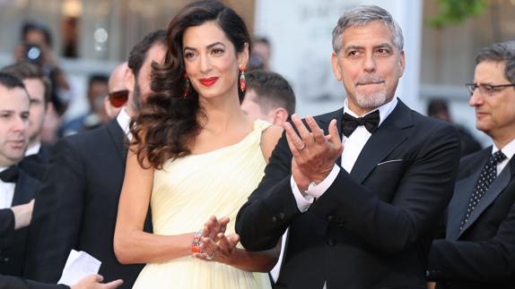 George Clooney junto a su mujer Amal Clooney.